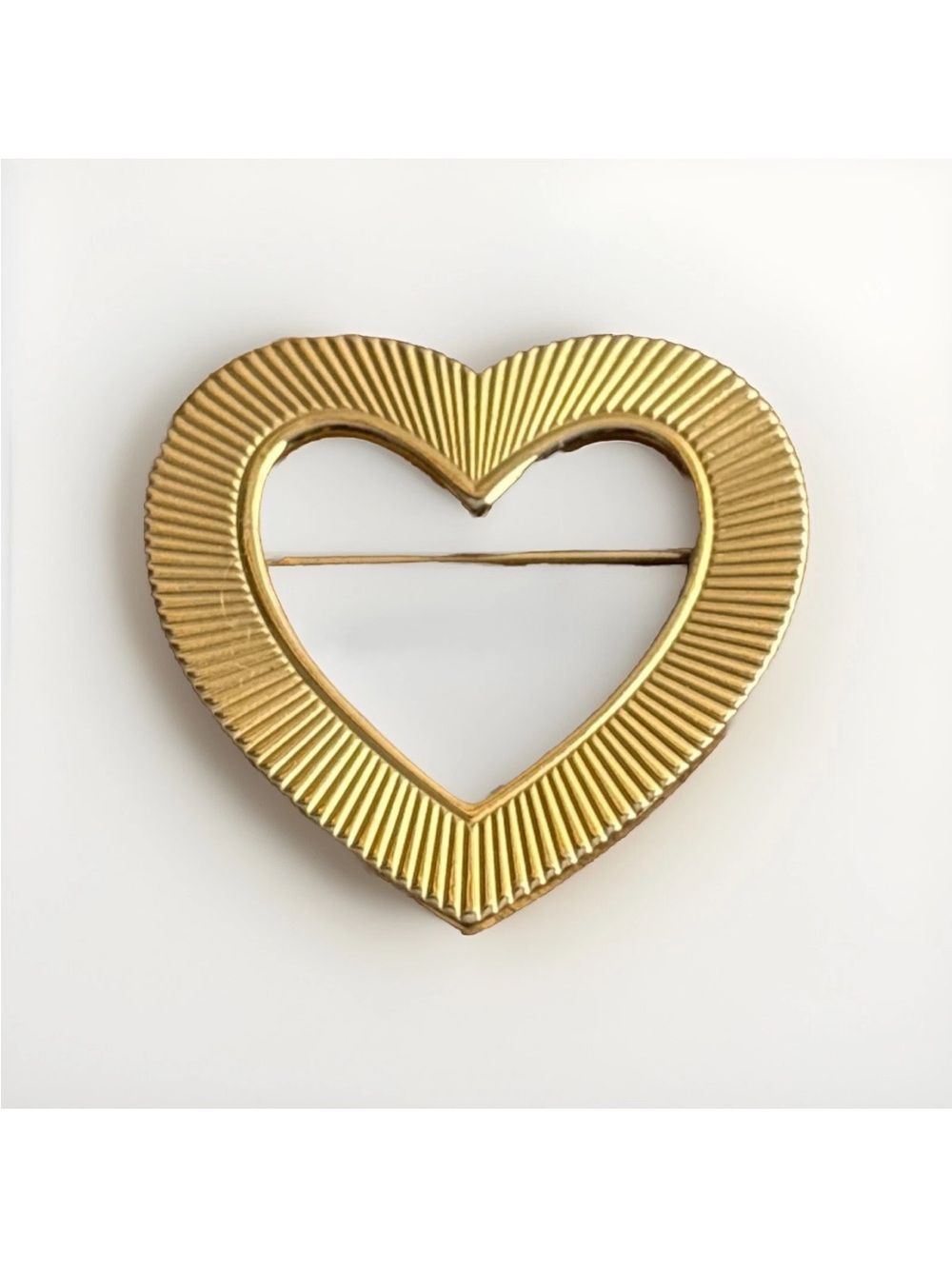 Vintage Ribbed Gold Heart Brooch